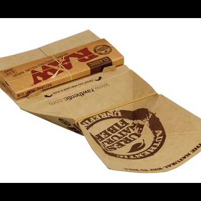 Pacote de papel RAW Classic para enrolar tabaco em papel reciclado castanho com texto vermelho e preto