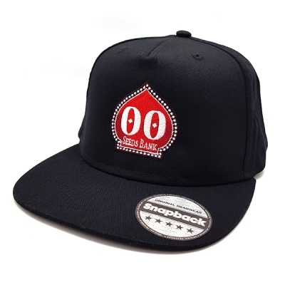 Boné preto snapback com bordado vermelho e branco e etiqueta Snapback na aba