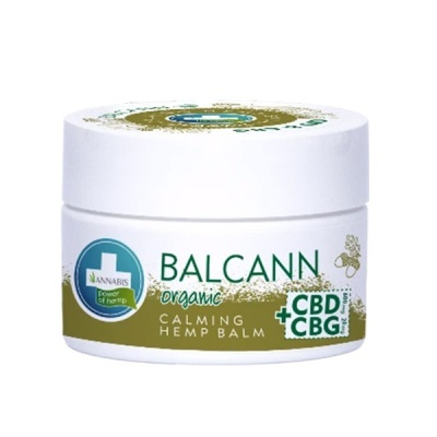 Pote branco de bálsamo calmante de cânhamo BALCANN com rótulo verde e dourado