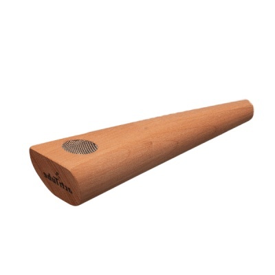 Cachimbo de madeira clara com buraco e grelha metálica