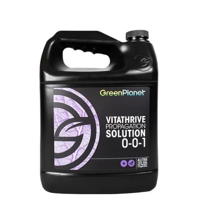 Recipiente preto de plástico com etiqueta da GreenPlanet e solução Vitathrive.
