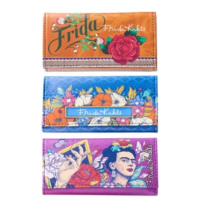 Três carteiras coloridas com nome Frida Kahlo e padrão floral.