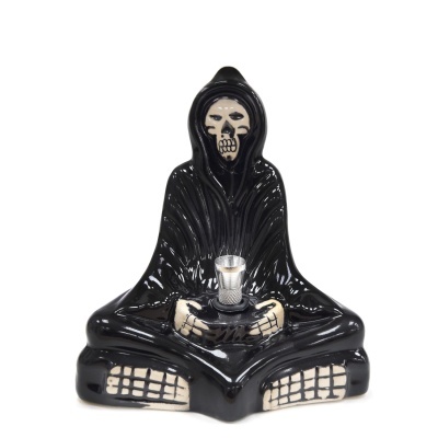 Incensário cerâmico preto com figura de caveira com capuz e mãos esqueléticas.