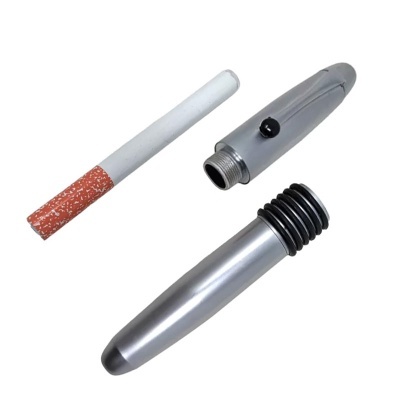 Caneta prateada desmontada e cigarro artificial sobre fundo branco