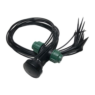 Esguicho de irrigação preto e verde com tubos finos em fundo branco