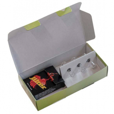 Caixa aberta com embalagem preta 'Jitter' e minifiguras de plástico