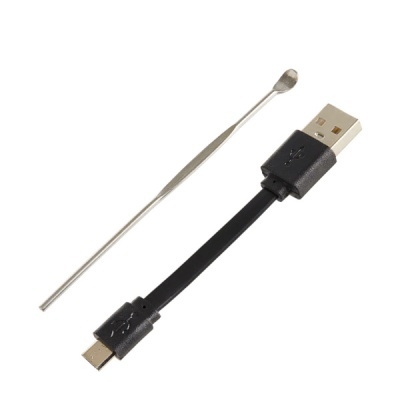 Cabo USB preto curto com conector USB-A e USB-C e bastão metálico fino com ponta em colherinha