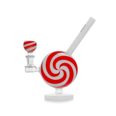 Bong de vidro vermelho e branco com padrão de espiral.