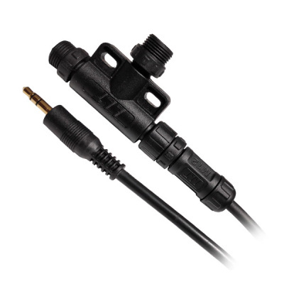 Adaptador preto com conector jack 3.5 mm dourado e conector com rosca, texto MTB e IP68