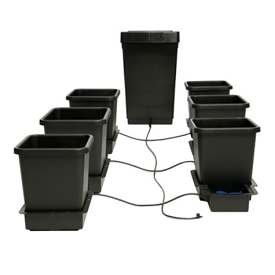 Conjunto de vasos quadrados pretos com sistema de irrigação automática