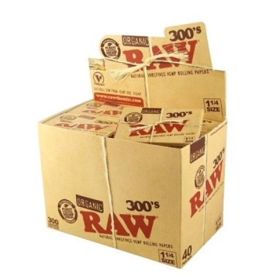 Caixa com embalagens de papel RAW para enrolar com inscrições em castanho e vermelho