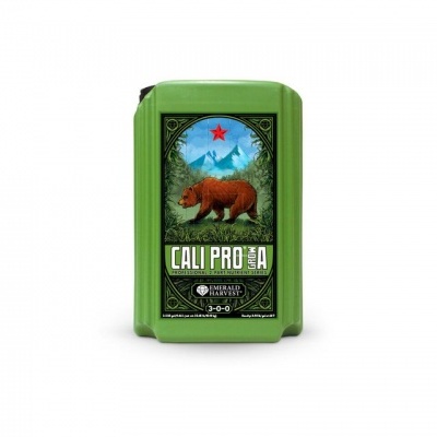 Embalagem verde de produto CALI PRO com urso e montanhas na etiqueta