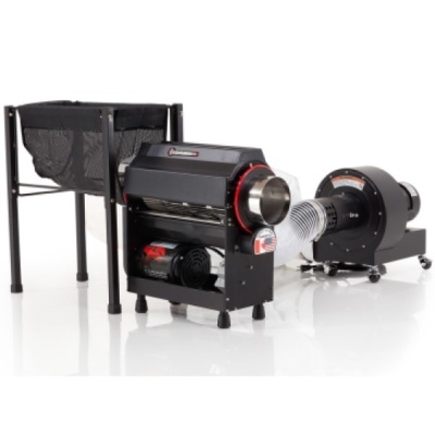 Equipamento industrial composto por dispositivo preto, tubo metálico e ventilador preto em rodas
