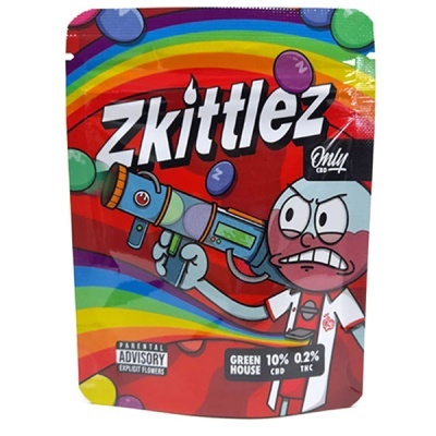 Embalagem colorida Zkittlez com desenho animado e texto informativo