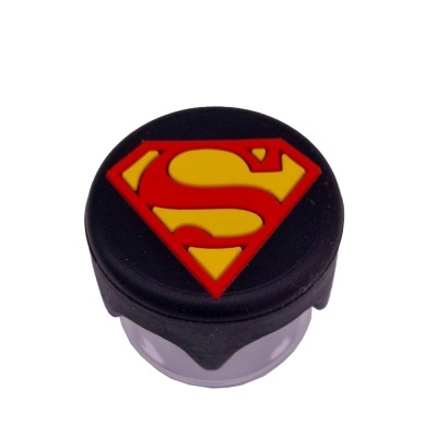 Tampa preta com símbolo do Super-Homem em amarelo e vermelho.