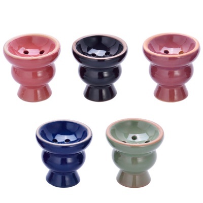 Cinco cachimbos de cerâmica coloridos para narguilé em fundo branco