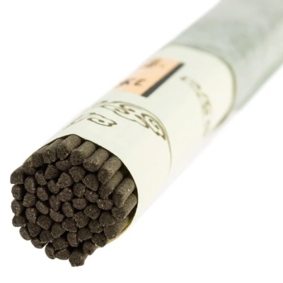 Pacote cilíndrico de palitos pretos com embalagem branca e detalhes em preto e cor de rosa