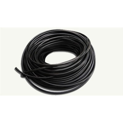 Cabo elétrico preto enrolado sobre fundo branco