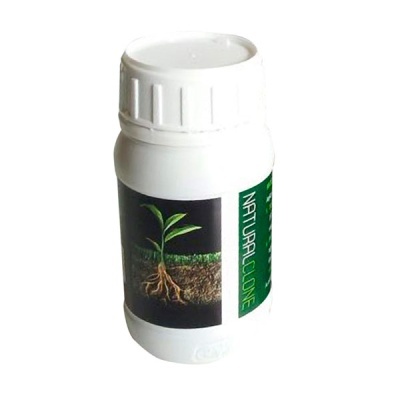 Frasco branco com rótulo de planta e texto NATURALCLONE.