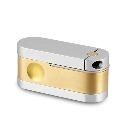 Isqueiro metálico prateado e dourado com design compacto