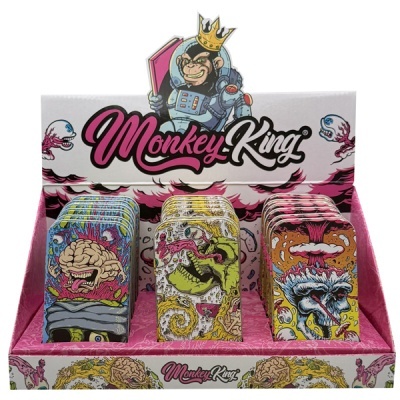 Expositor com caixas metálicas coloridas decoradas com monstros e texto Monkey King