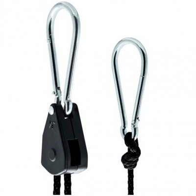 Peças de cabos com mosquetões e corda preta em fundo branco