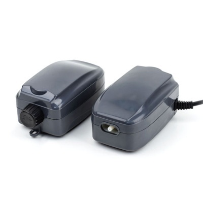 Dois aparelhos eletrónicos cinza escuro com botões e conector, sobre fundo branco