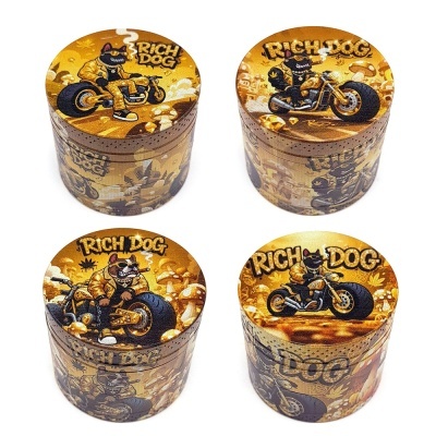 Quatro moedores redondos com ilustração de cão em mota e texto RICH DOG em fundo amarelo.