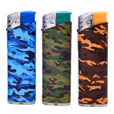 Conjunto de três isqueiros camuflados em azul, verde e castanho