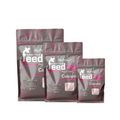 Três embalagens cinza escuro com texto branco e rosa de aditivo alimentar
