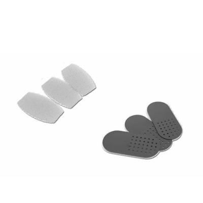 Almofadas de gel cinzentas com furos e tiras elásticas brancas numa superfície branca