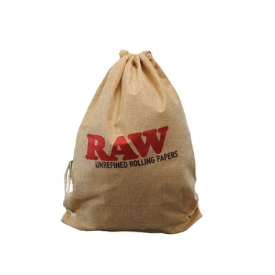 Saco de juta castanho claro com texto RAW e UNREFINED ROLLING PAPERS