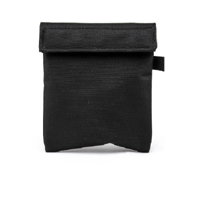 Bolsa preta de tecido com aba e alça lateral