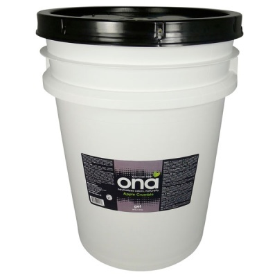 Recipiente plástico branco com tampa preta e etiqueta preta contendo gel ONA Apple Crumble