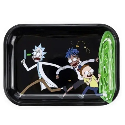Tabuleiro preto com desenho de personagens a correr para portal verde