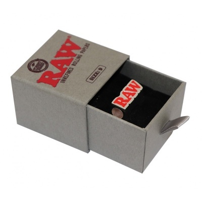 caixa cinza com saco preto e logótipo RAW vermelho e branco