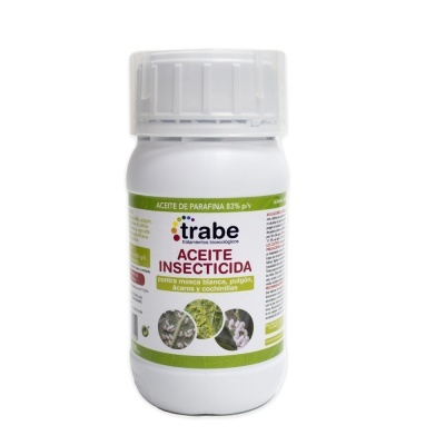 Frasco branco com rótulo verde e branco de aceite insecticida Trabe