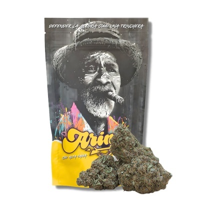 Pacote preto com imagem de homem a fumar charuto e material vegetal seco em frente