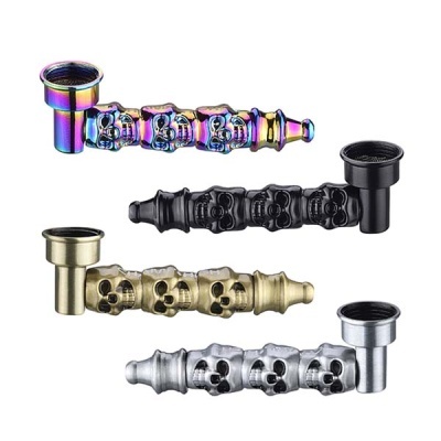 Quatro cachimbos metálicos com design de crânios em diferentes cores