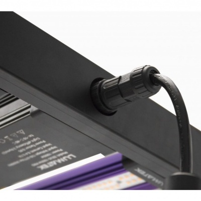 Dispositivo eletrônico preto com cabo conectado e texto visível