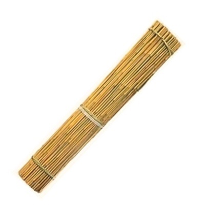 Rolo de esteira de bambu ou palha amarrado com cordas.