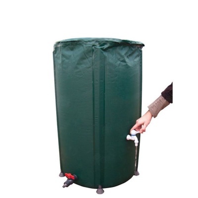 Depósito de água verde cilíndrico com torneiras e tampa