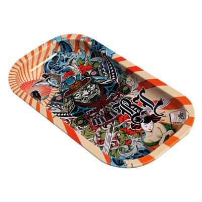 Tabuleiro decorativo com padrão samurai colorido e riscas laranja e bege