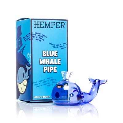 Cachimbo de vidro azul em forma de baleia ao lado de caixa azul com texto