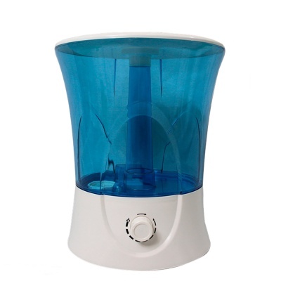 Humidificador de corpo branco com reservatório azul translúcido e botão frontal