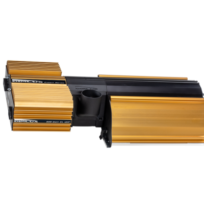 Acessórios metálicos dourados e pretos com orifício cilíndrico isolados