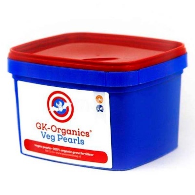Recipiente azul quadrado com tampa vermelha e etiqueta GK-Organics Veg Pearls
