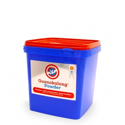Recipiente quadrado azul com tampa laranja e etiqueta GuanoKalong Powder