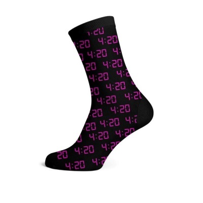 Meias pretas com padrão 4:20 em rosa