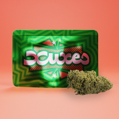 Embalagem verde com texto 'Doubles' e ramo de erva seca